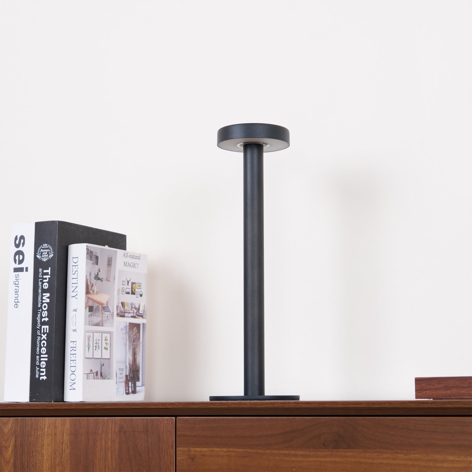 Lámpara de Mesa LED Recargable LumaGlow con Base Magnética y Regulador Táctil