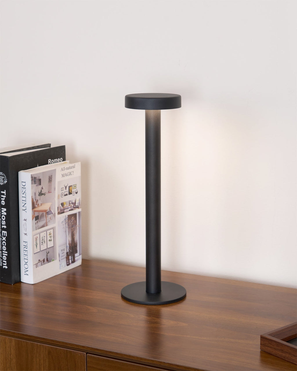 Lámpara de Mesa LED Recargable LumaGlow con Base Magnética y Regulador Táctil
