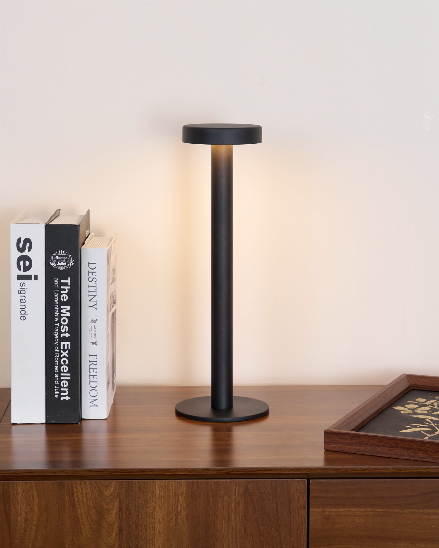 Lámpara de Mesa LED Recargable LumaGlow con Base Magnética y Regulador Táctil