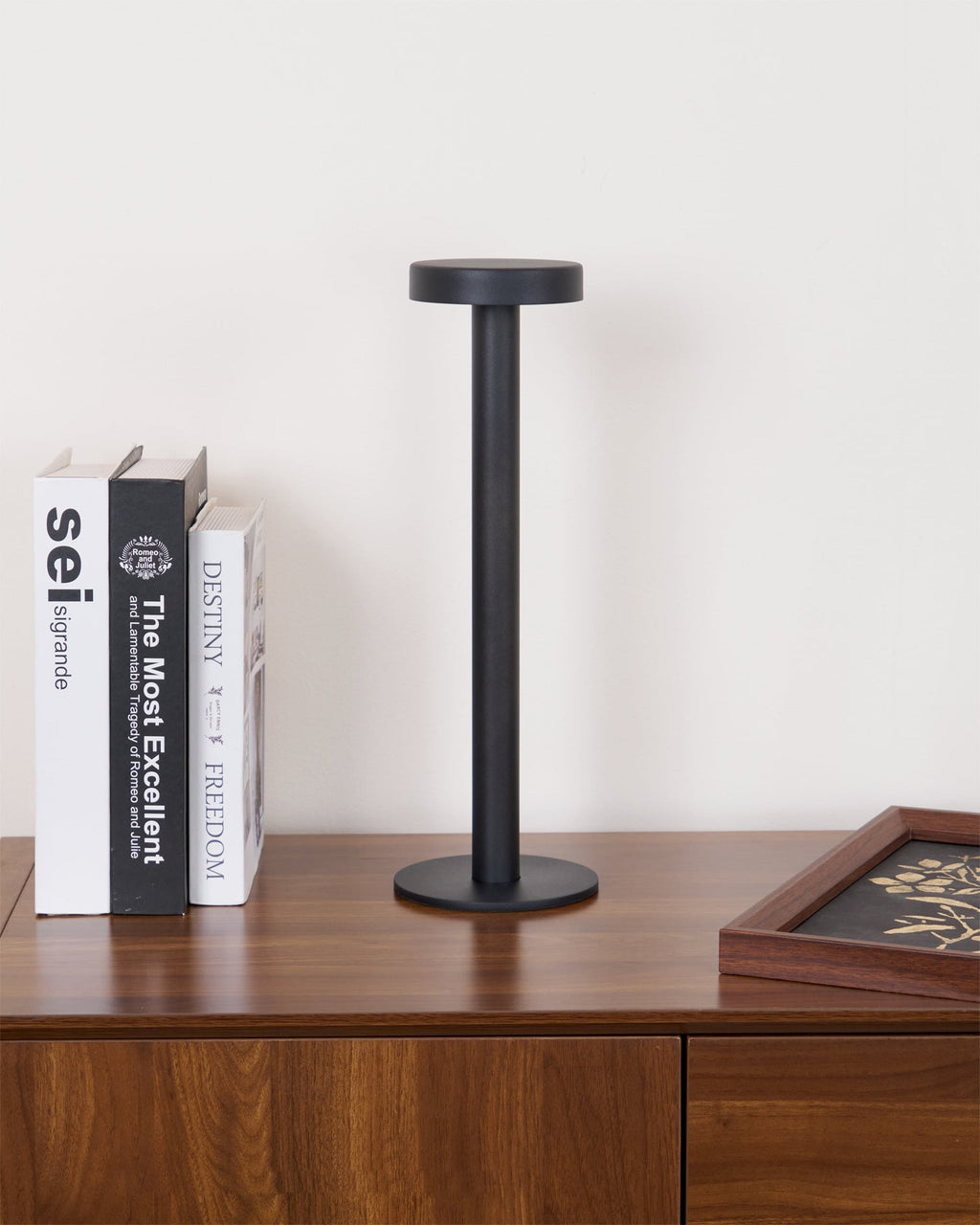 Lámpara de Mesa LED Recargable LumaGlow con Base Magnética y Regulador Táctil