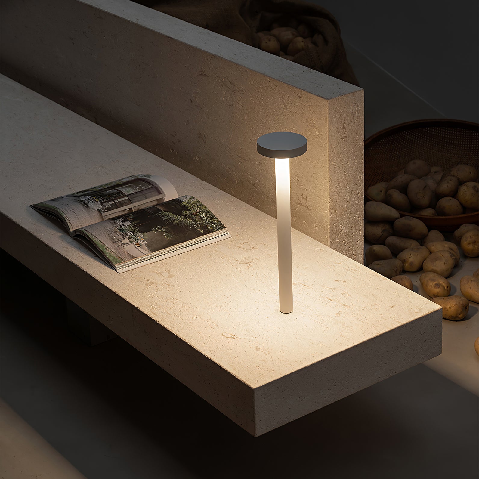 Lámpara de Mesa LED Recargable LumaGlow con Base Magnética y Regulador Táctil