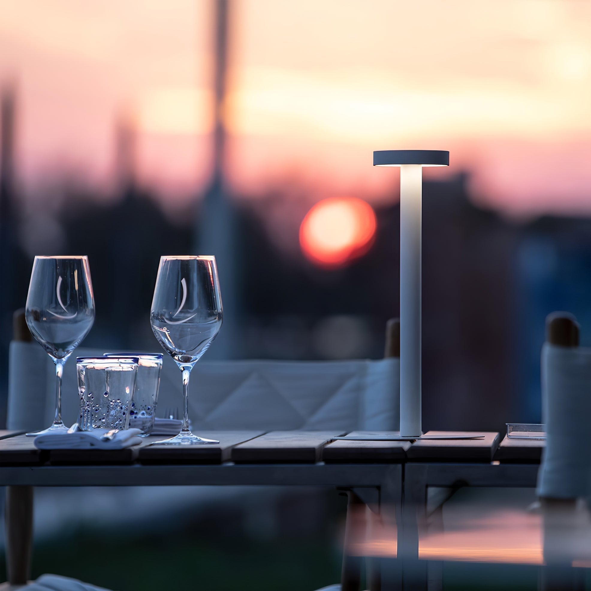 Lámpara de Mesa LED Recargable LumaGlow con Base Magnética y Regulador Táctil