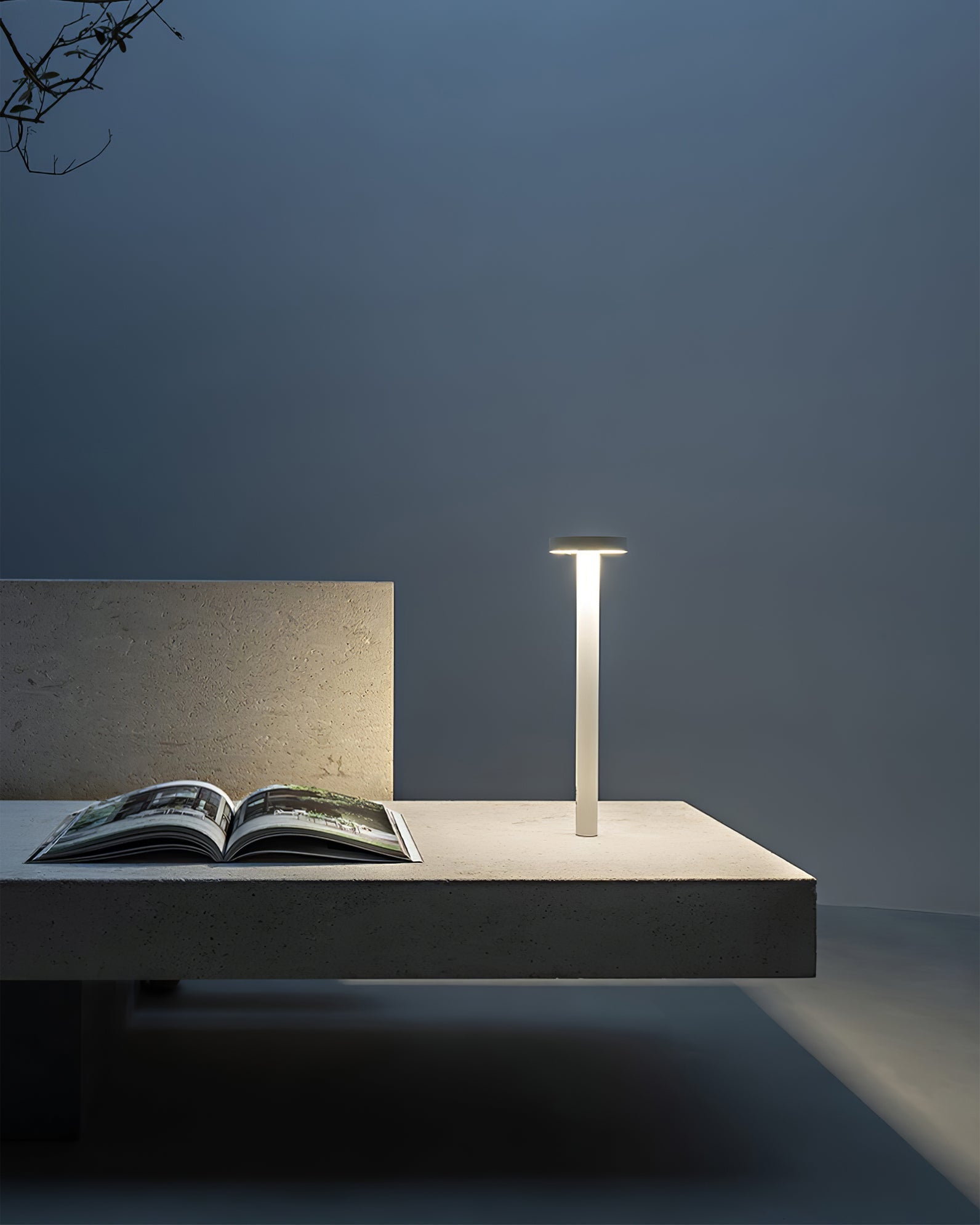 Lámpara de Mesa LED Recargable LumaGlow con Base Magnética y Regulador Táctil