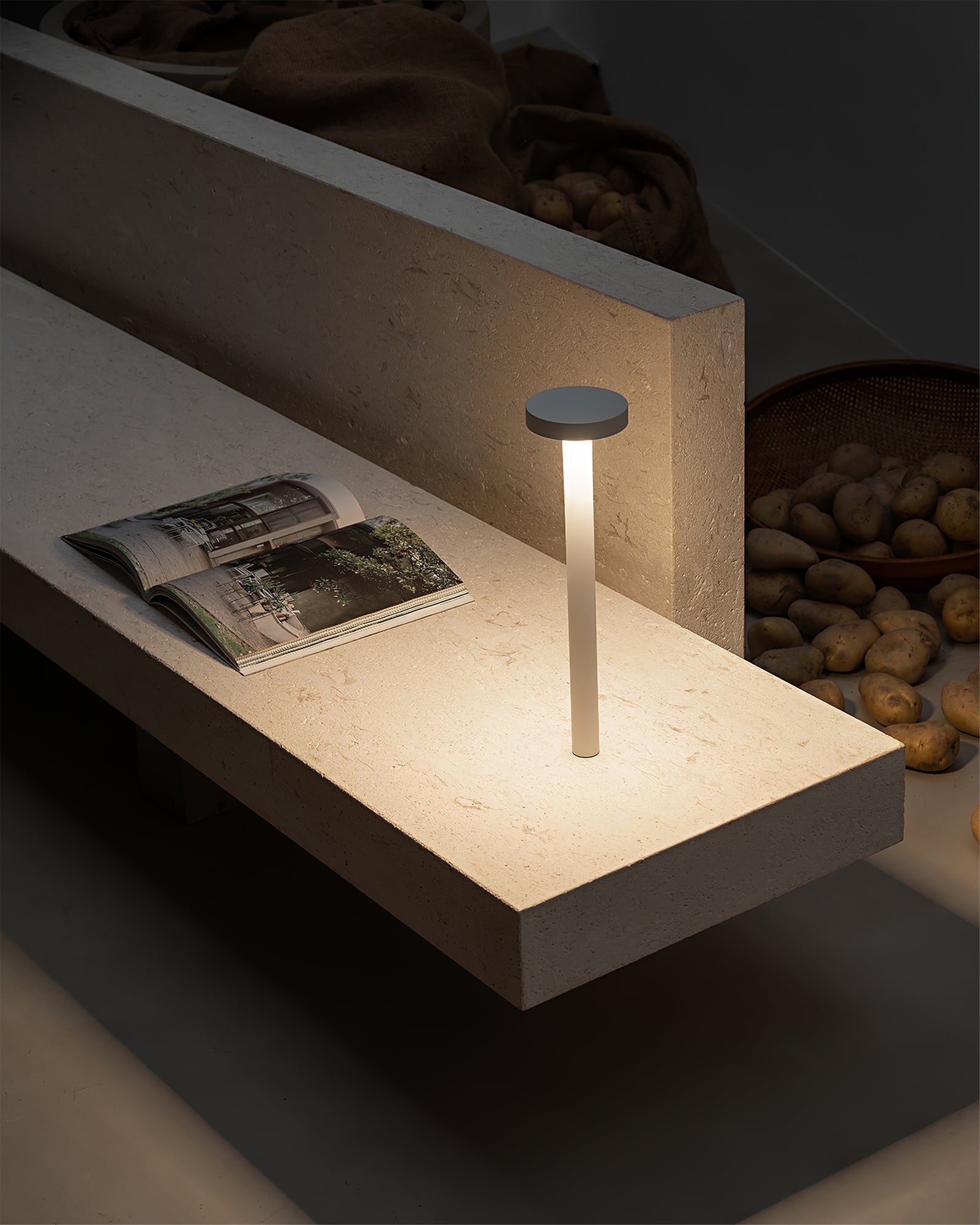 Lámpara de Mesa LED Recargable LumaGlow con Base Magnética y Regulador Táctil