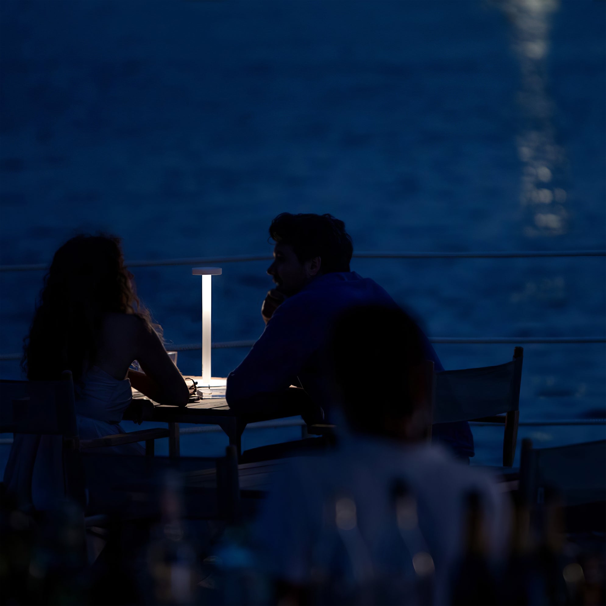Lámpara de Mesa LED Recargable LumaGlow con Base Magnética y Regulador Táctil