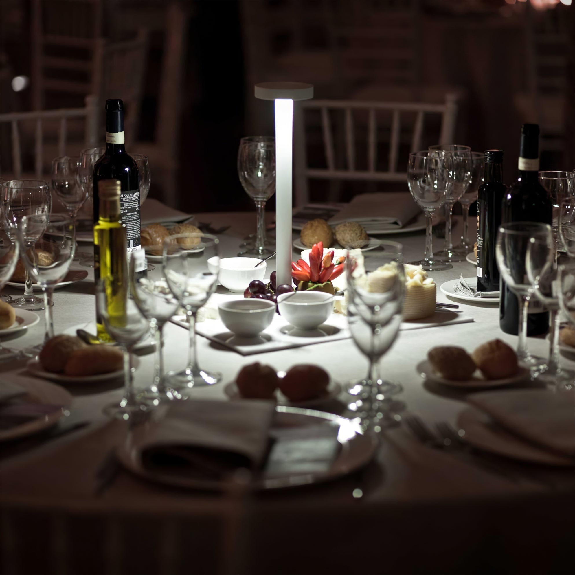Lámpara de Mesa LED Recargable LumaGlow con Base Magnética y Regulador Táctil