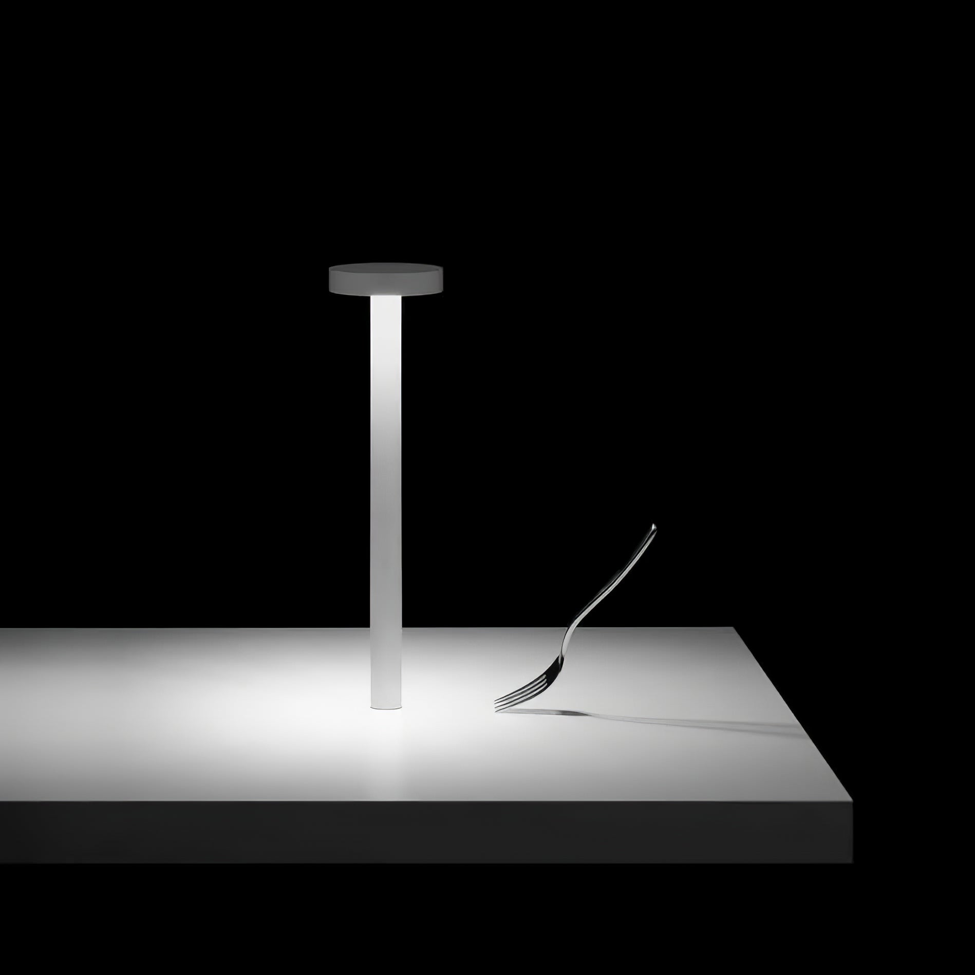 Lámpara de Mesa LED Recargable LumaGlow con Base Magnética y Regulador Táctil