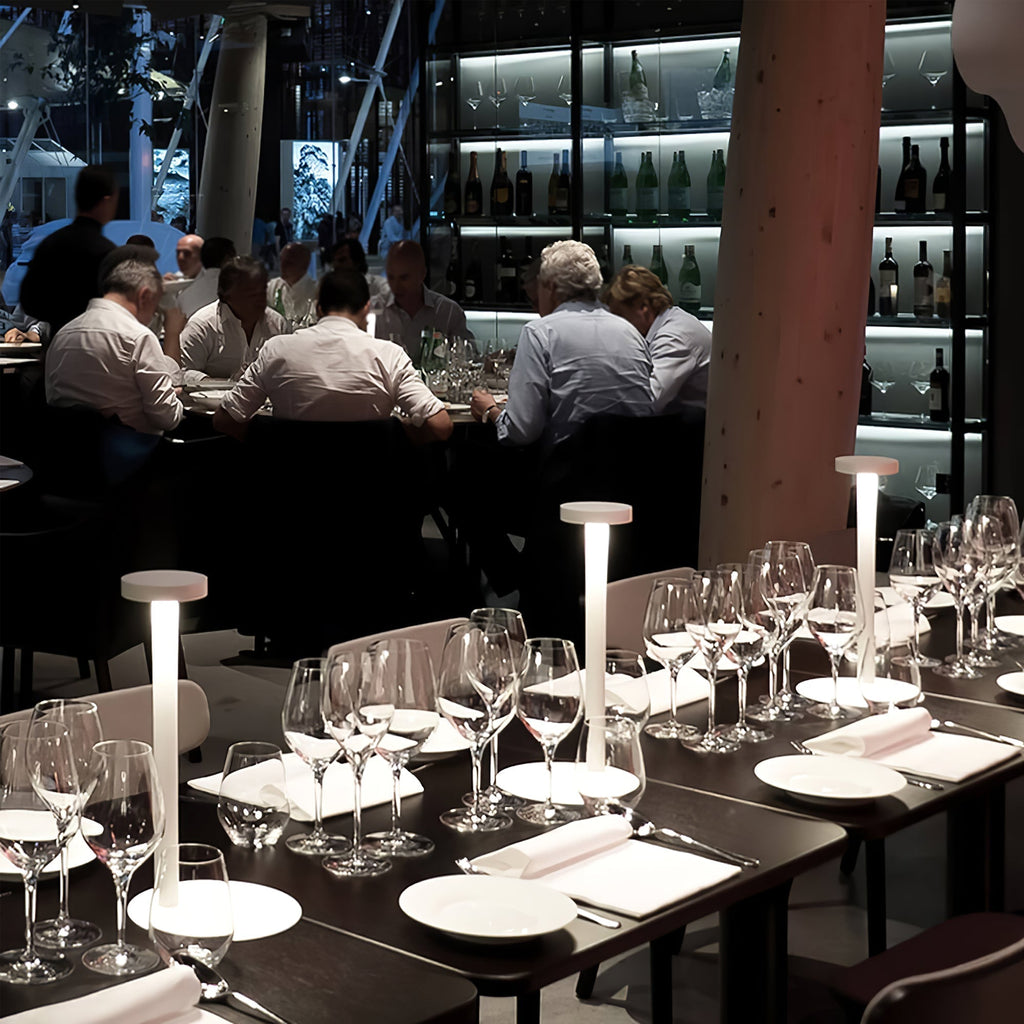 Lámpara de Mesa LED Recargable LumaGlow con Base Magnética y Regulador Táctil