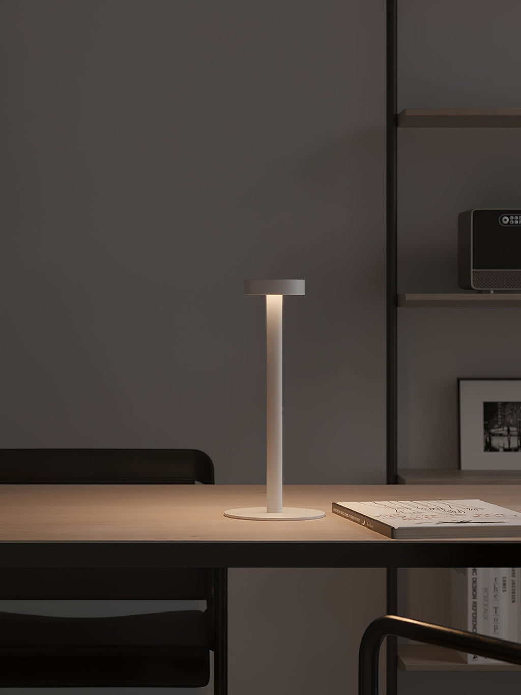 Lámpara de Mesa LED Recargable LumaGlow con Base Magnética y Regulador Táctil
