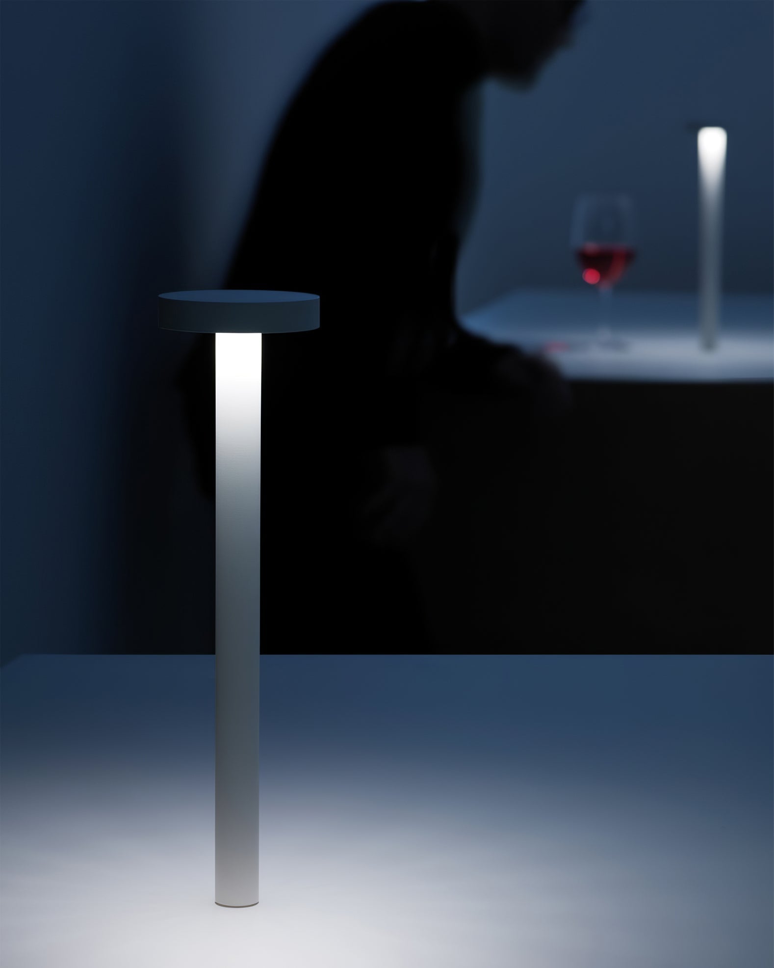 Lámpara de Mesa LED Recargable LumaGlow con Base Magnética y Regulador Táctil