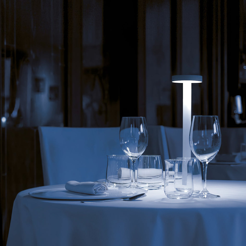 Lámpara de Mesa LED Recargable LumaGlow con Base Magnética y Regulador Táctil