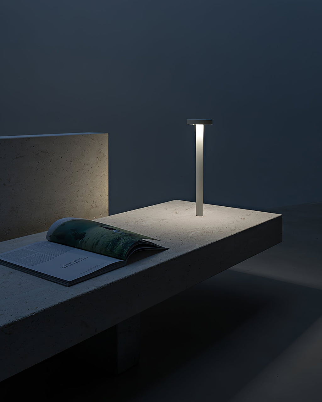Lámpara de Mesa LED Recargable LumaGlow con Base Magnética y Regulador Táctil