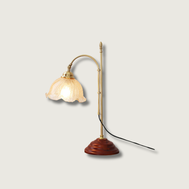 Lámpara de mesa Aurora con vidrio de pátina texturizada y detalles en cobre, luz ambiental suave