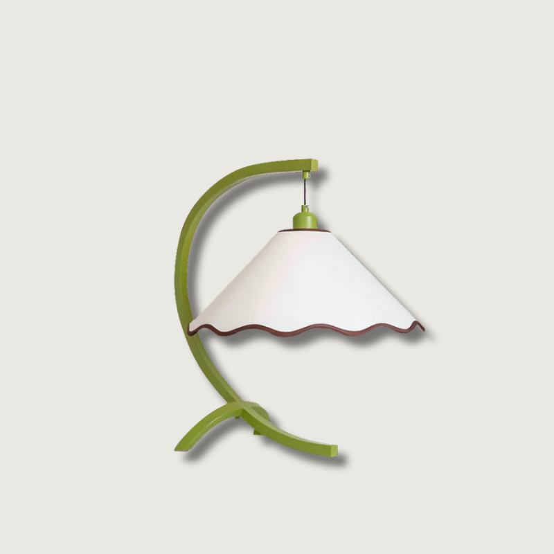 Candeeiro de Mesa Lyra com Estrutura Curvada em Esmeralda e Abajur de Tecido Branco com Borda Ondulada