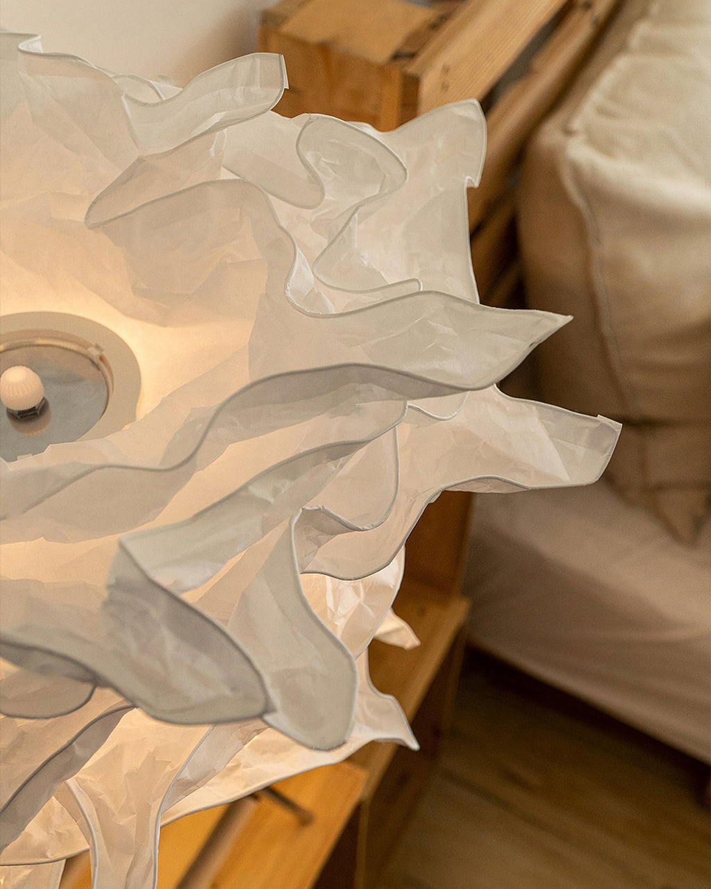 Mulberry papírová stolní lampa od Aero Cloud s měkkým teplým světlem