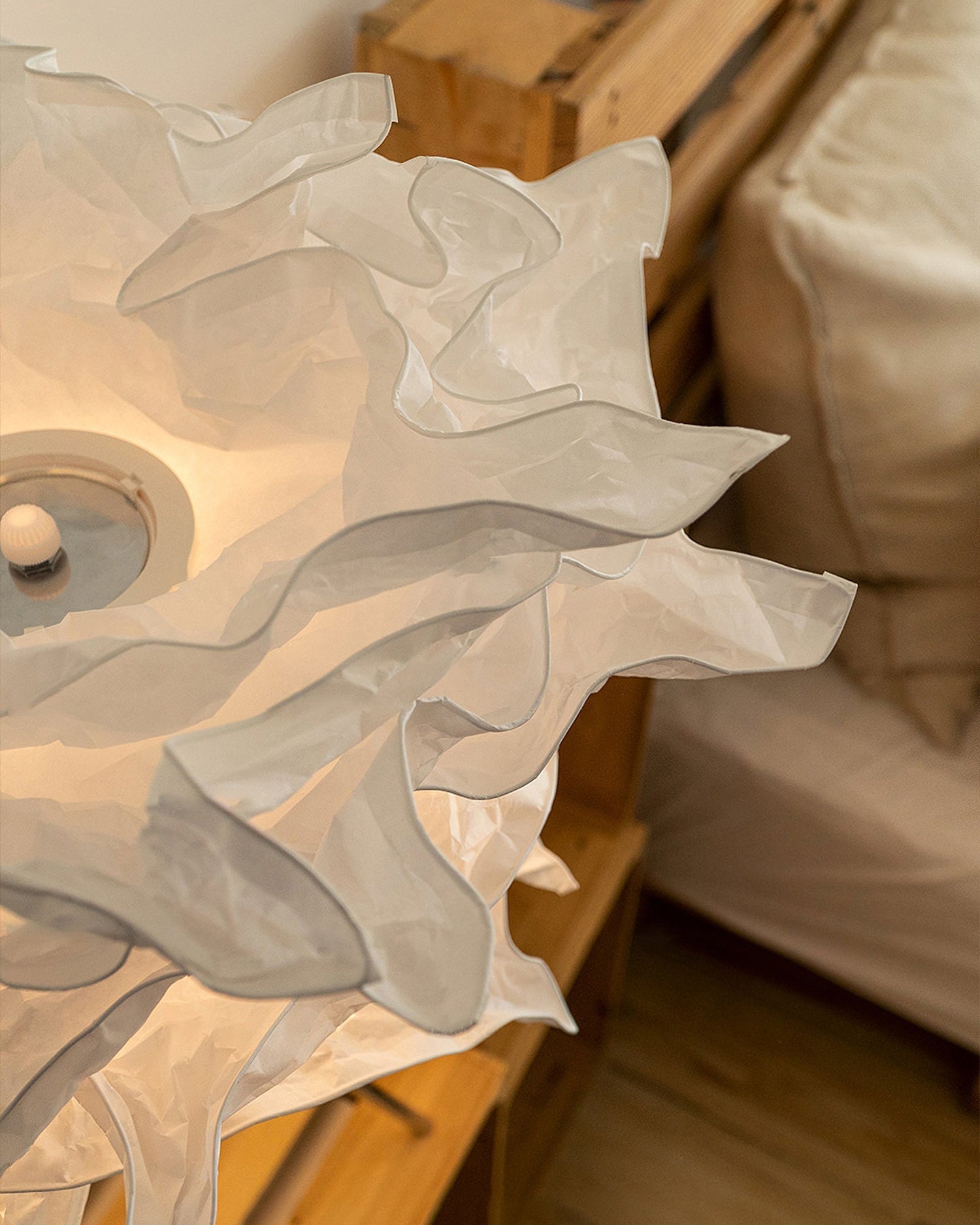 Mulberry papírová stolní lampa od Aero Cloud s měkkým teplým světlem