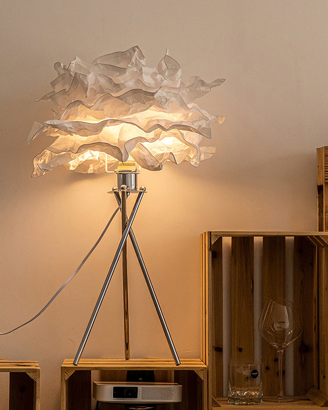 Mulberry papírová stolní lampa od Aero Cloud s měkkým teplým světlem