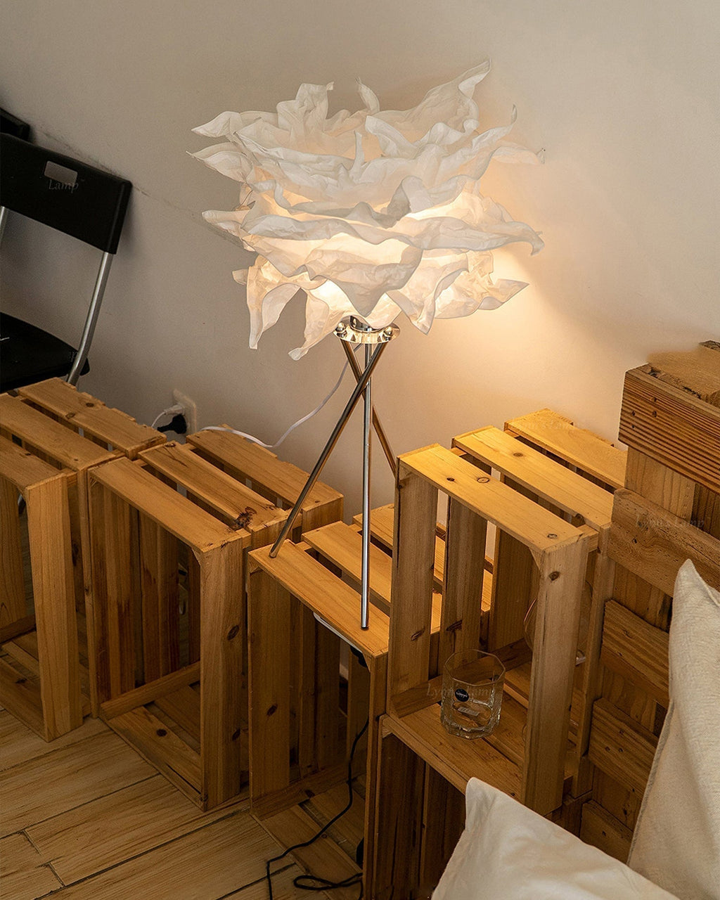 Mulberry papírová stolní lampa od Aero Cloud s měkkým teplým světlem