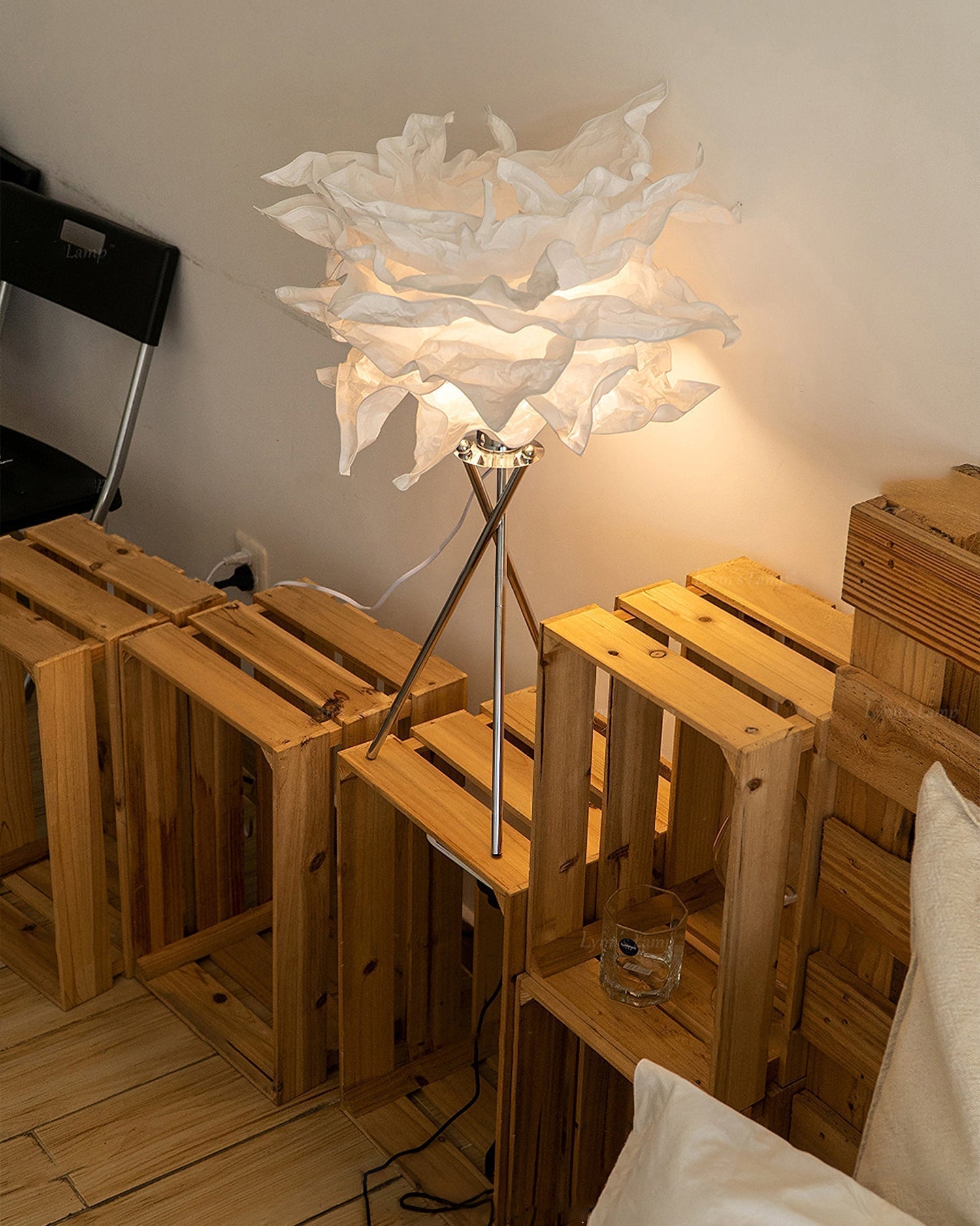 Mulberry papírová stolní lampa od Aero Cloud s měkkým teplým světlem
