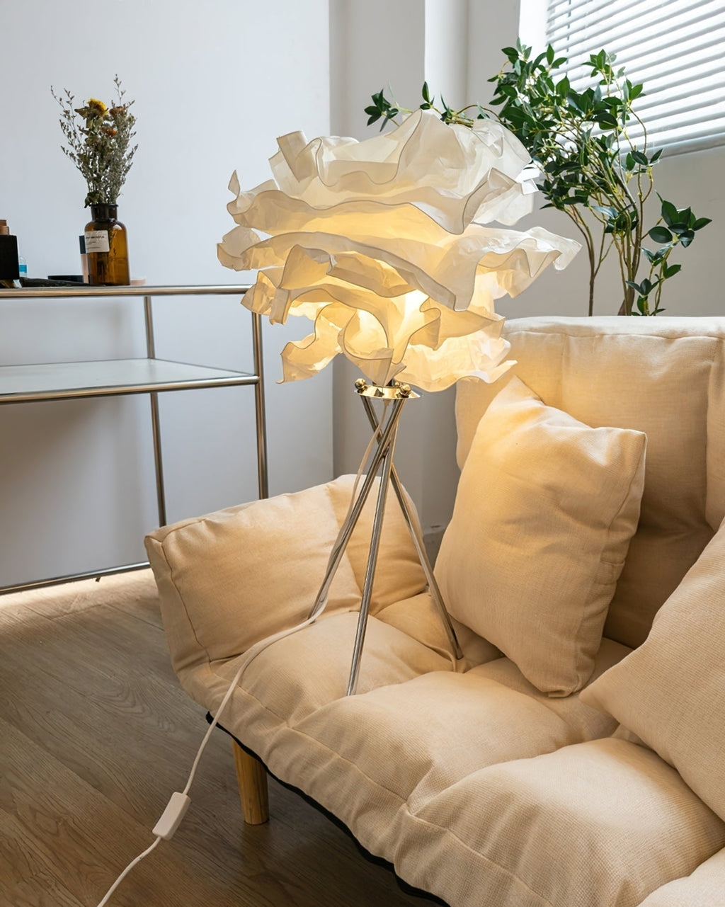Mulberry papírová stolní lampa od Aero Cloud s měkkým teplým světlem