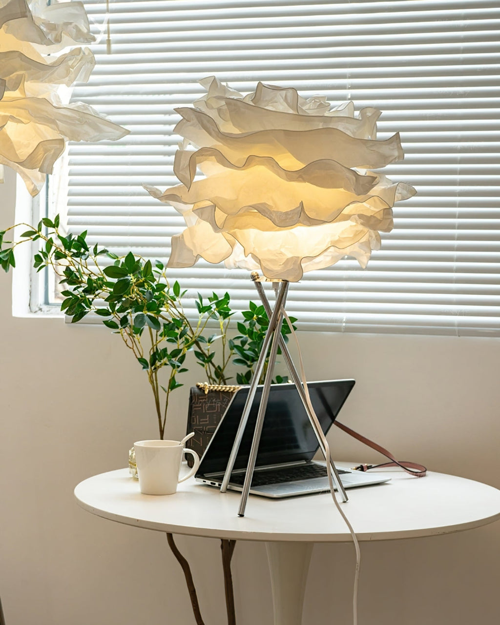 Mulberry papírová stolní lampa od Aero Cloud s měkkým teplým světlem