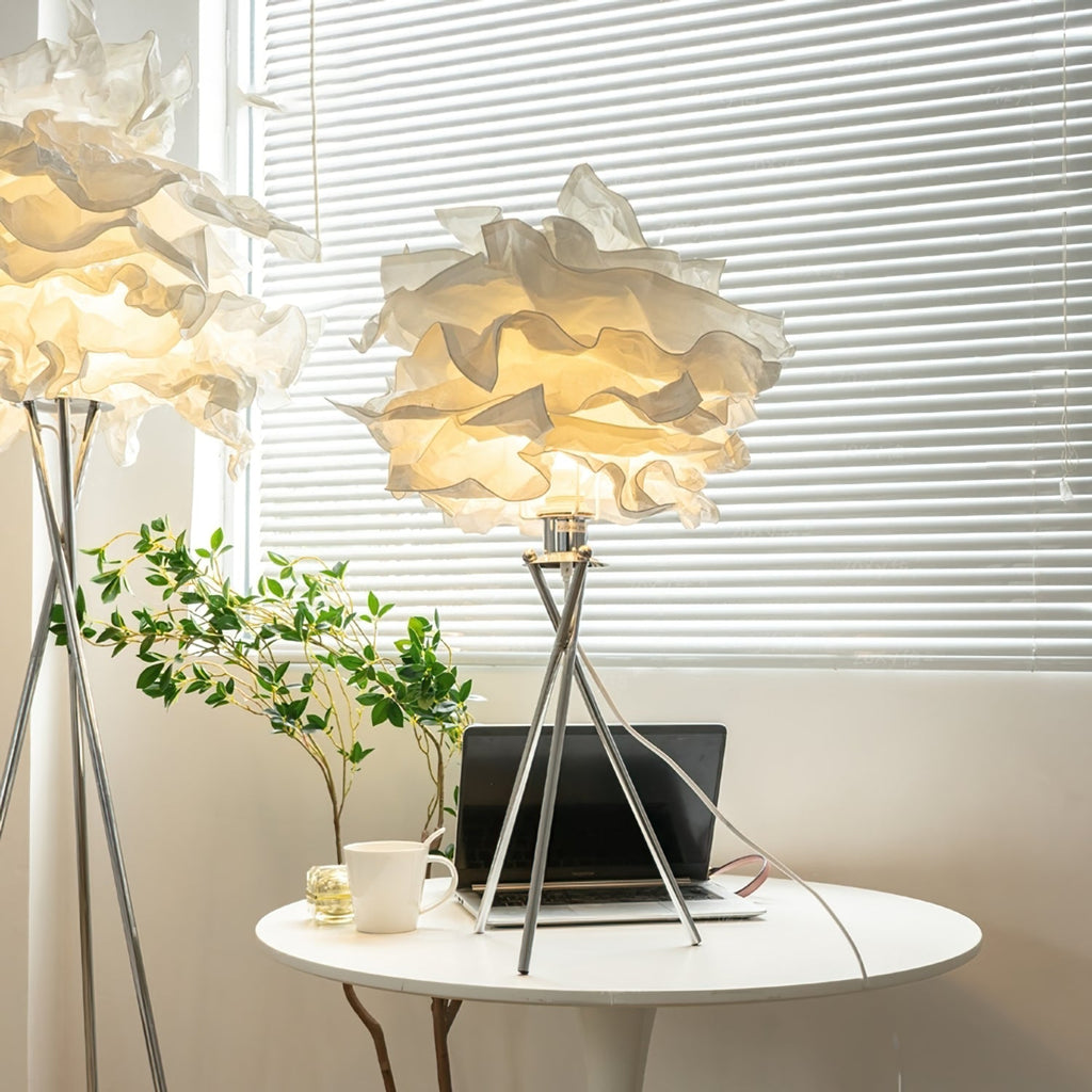 Mulberry papírová stolní lampa od Aero Cloud s měkkým teplým světlem
