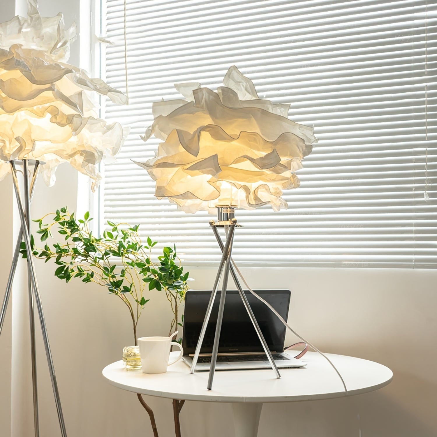 Mulberry papírová stolní lampa od Aero Cloud s měkkým teplým světlem