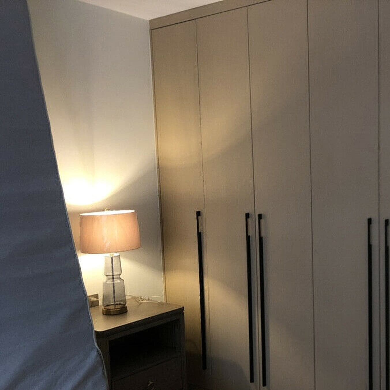 Aurora metall- og glassbordlampe for hjem og kontor med myk stemningsbelysning