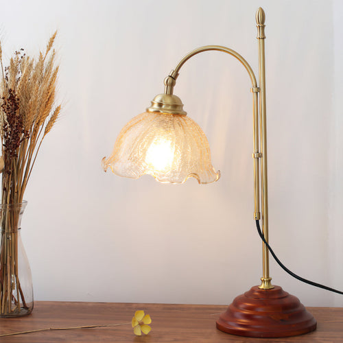 Lámpara de mesa Aurora con vidrio de pátina texturizada y detalles en cobre, luz ambiental suave