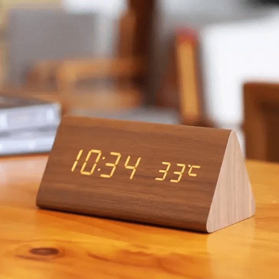 ساعة منبه خشبية Echowood بشاشة LED وسطوع قابل للتعديل وتحكم صوتي