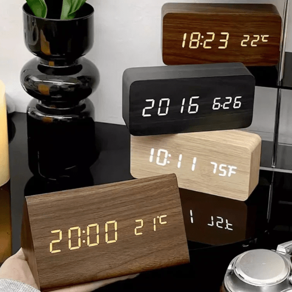 ساعة منبه خشبية Echowood بشاشة LED وسطوع قابل للتعديل وتحكم صوتي