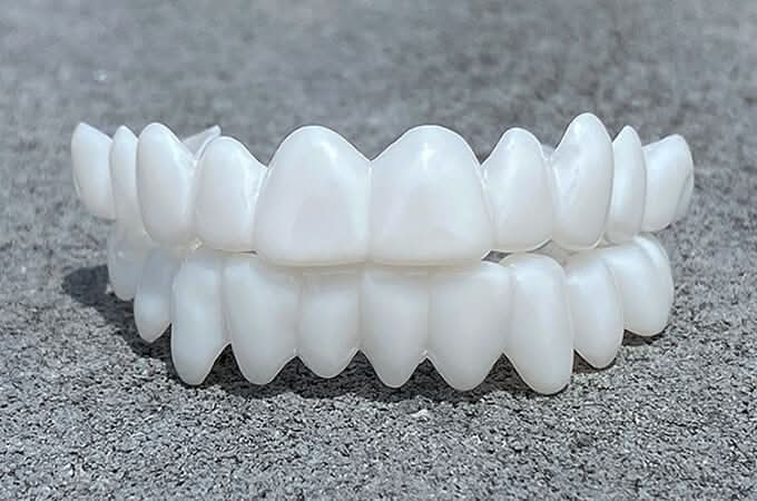 SmileFlex lekkie protezy z białymi soczewkami dla naturalnego dopasowania i codziennego użytkowania
