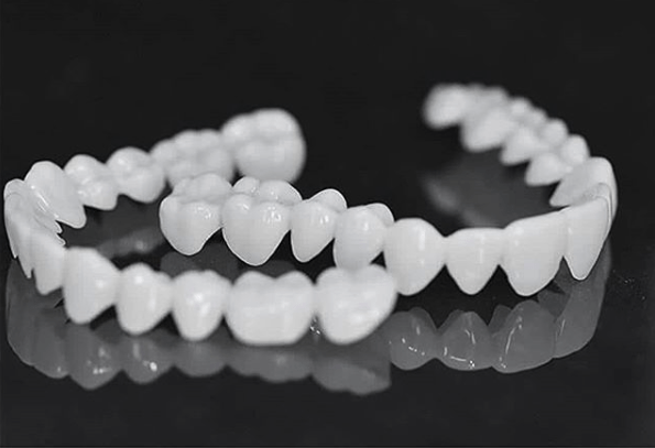 SmileFlex lekkie protezy z białymi soczewkami dla naturalnego dopasowania i codziennego użytkowania