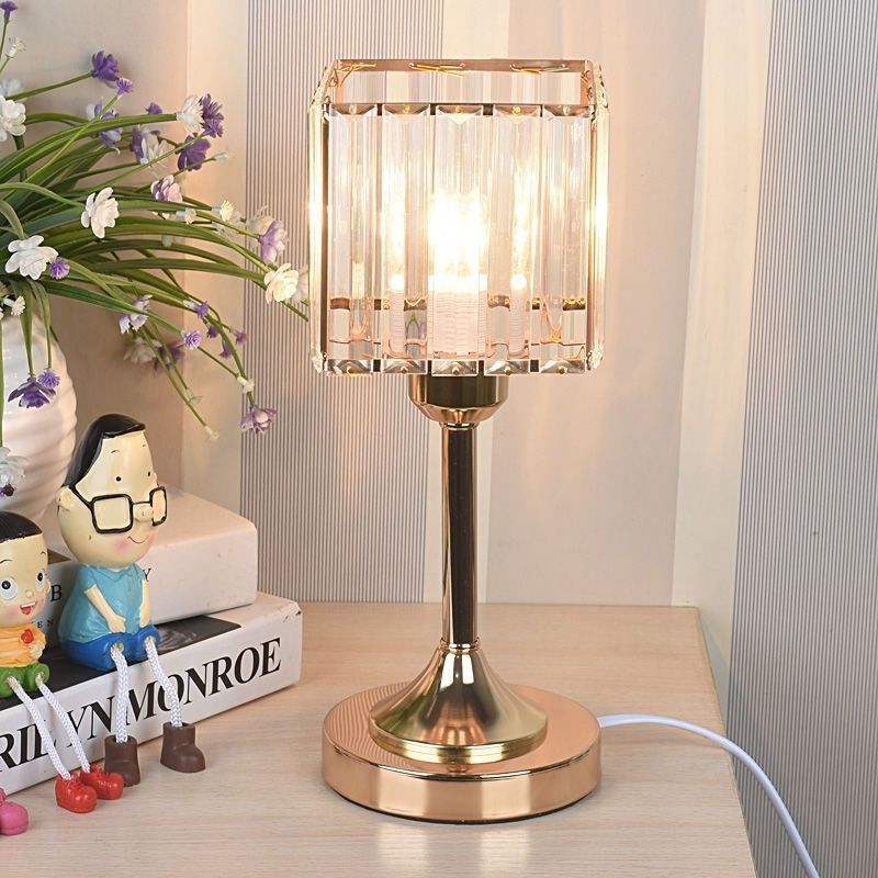 Lampada da tavolo Nordic Crystal delicatamente accentuata per l'arredamento moderno della casa