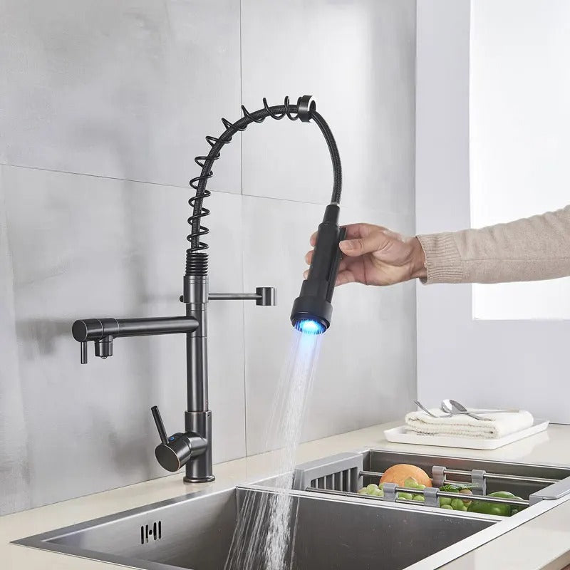 Rubinetto NexaFlow nero opaco per cucina con rotazione a 360 gradi