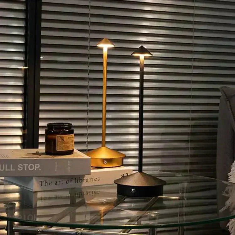 مصباح طاولة LED لاسلكي أيرونوفا بتشطيب ألومنيوم وعمر تشغيل يزيد عن 13 ساعة