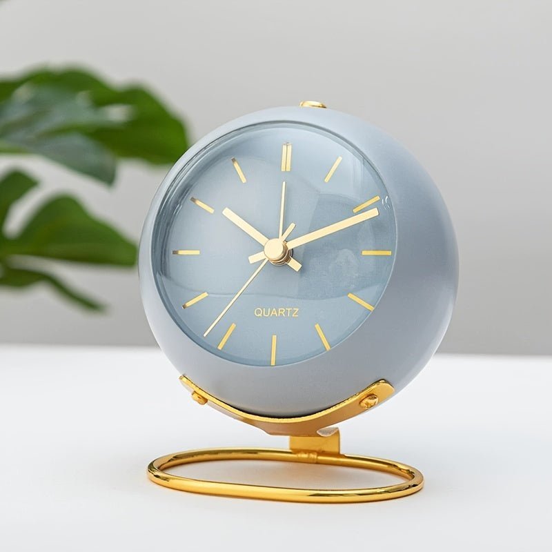 Reloj despertador estilo retro Buzzley con movimiento silencioso y aspecto clásico