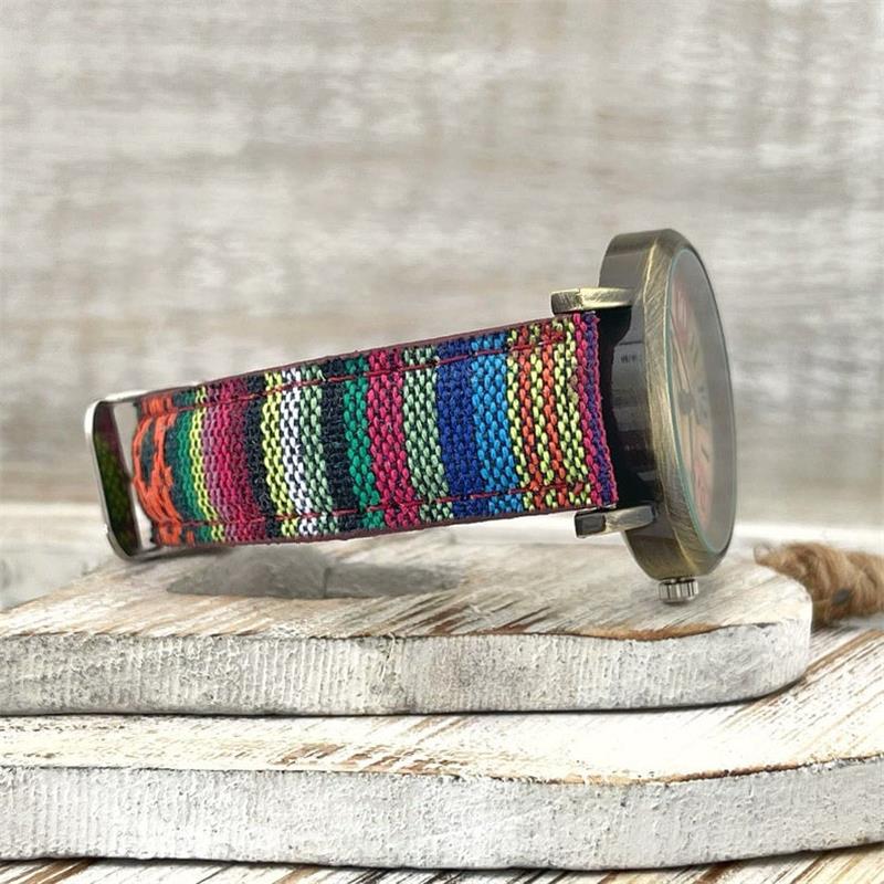 Kleurrijk regenbooghorloge geschikt voor dagelijks gebruik met trendy outfitaccessoire