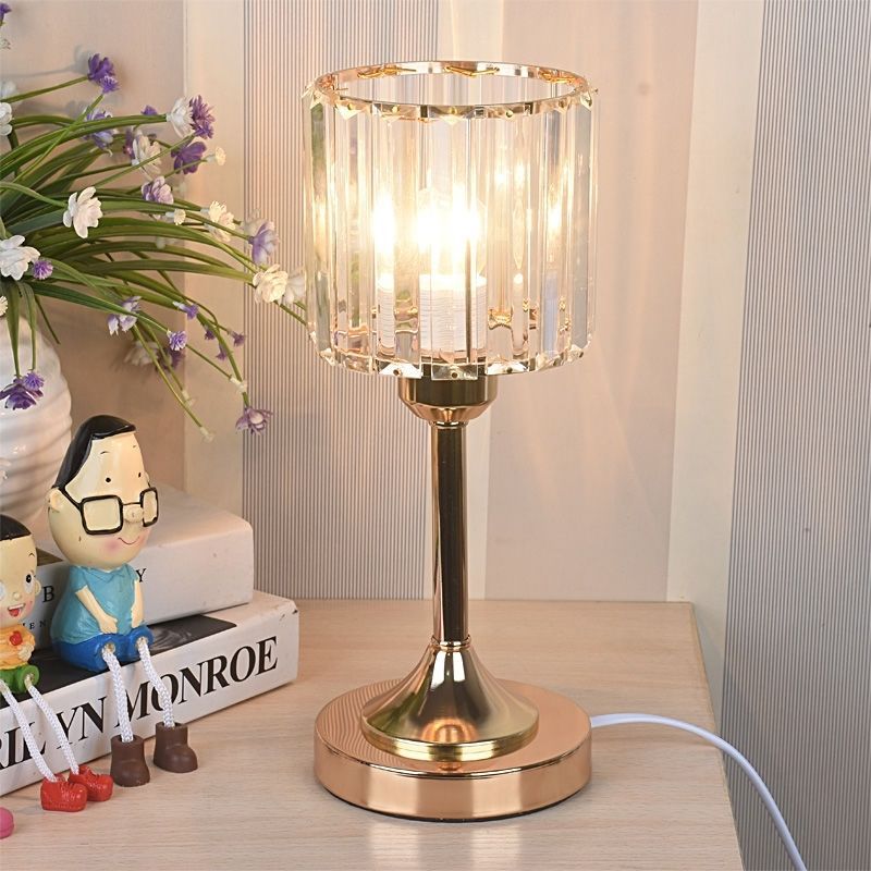Lampada da tavolo Nordic Crystal delicatamente accentuata per l'arredamento moderno della casa