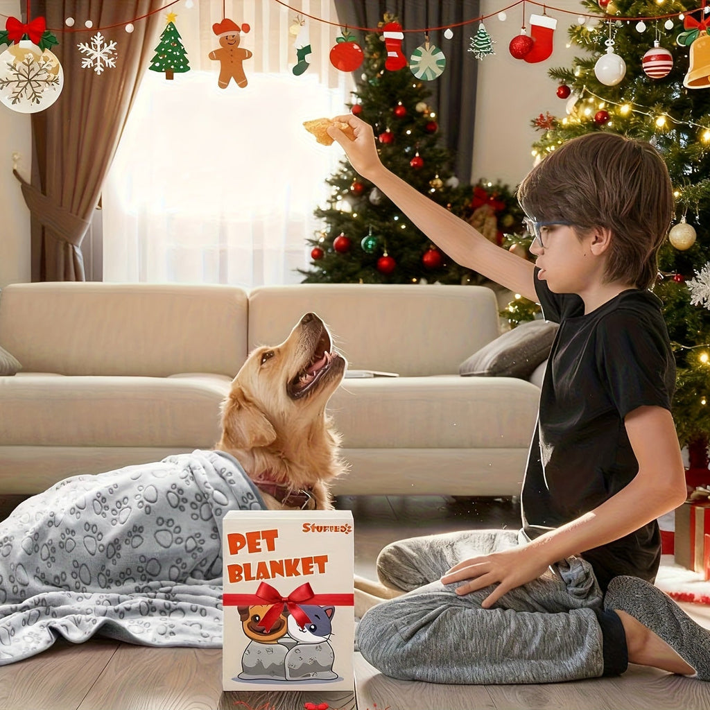 FleeceFriend plyšová deka s potiskem tlapek pro pohodlí a styl