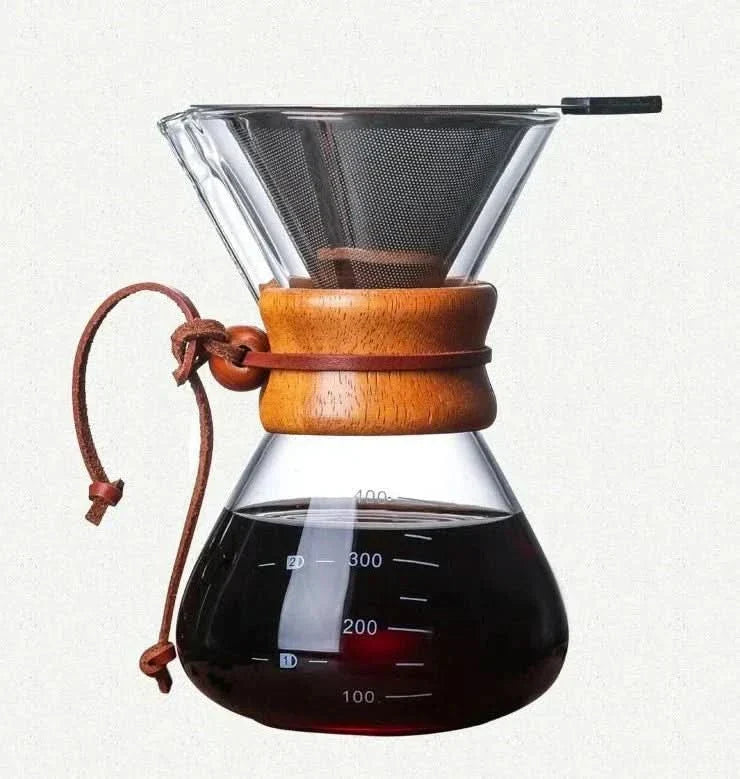 Juego de cafetera Chemex combinado con gotero Hario V60 para una preparación precisa y estilo clásico