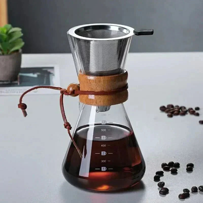 Juego de cafetera Chemex combinado con gotero Hario V60 para una preparación precisa y estilo clásico