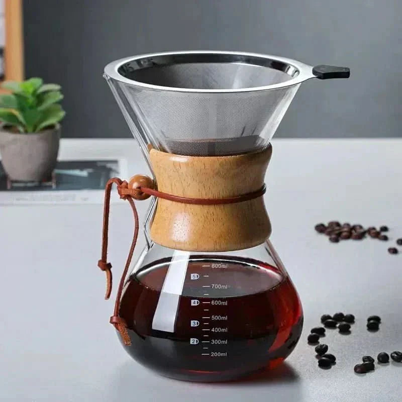 Juego de cafetera Chemex combinado con gotero Hario V60 para una preparación precisa y estilo clásico