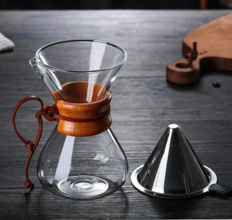 Juego de cafetera Chemex combinado con gotero Hario V60 para una preparación precisa y estilo clásico