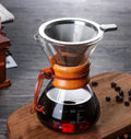 Juego de cafetera Chemex combinado con gotero Hario V60 para una preparación precisa y estilo clásico