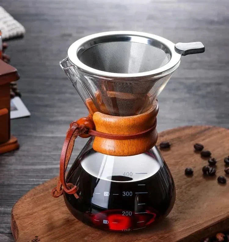 Juego de cafetera Chemex combinado con gotero Hario V60 para una preparación precisa y estilo clásico
