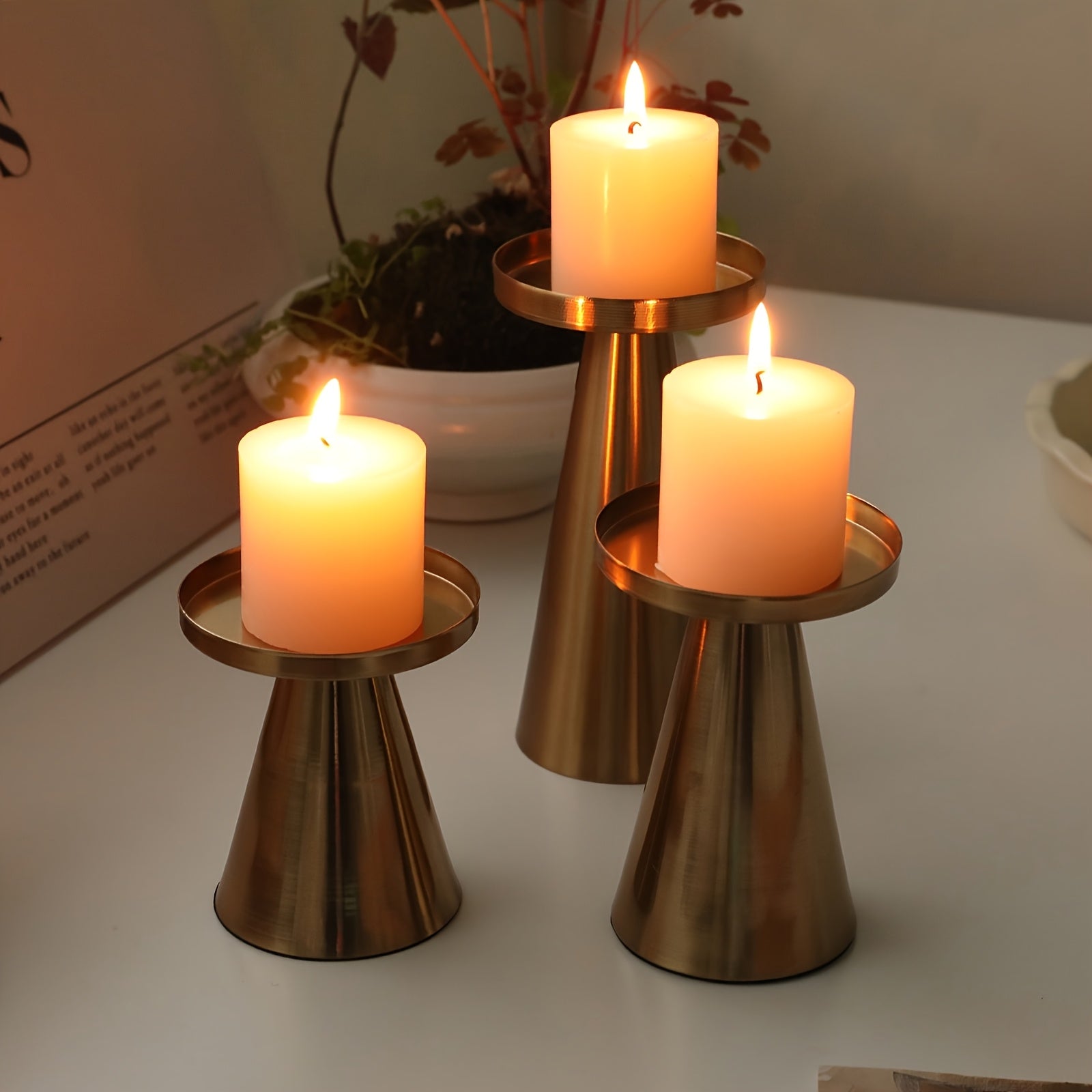 Trio Conica Dreiteiliges Eisen-Kerzenhalter-Set mit konischer Form