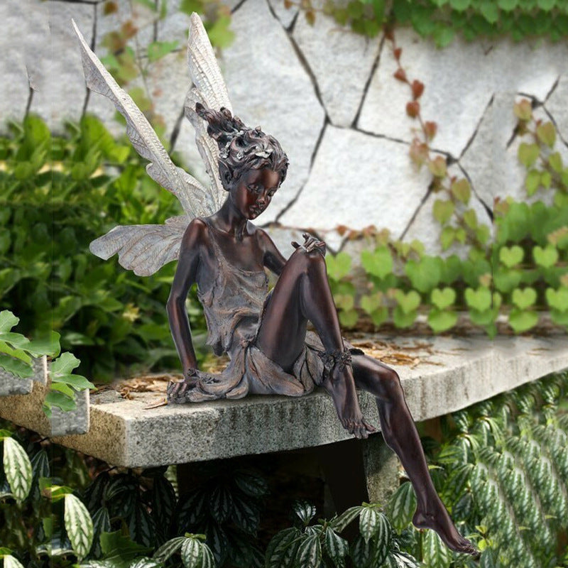 Estatua de jardín de hadas con corona de flores y cuenco de girasoles