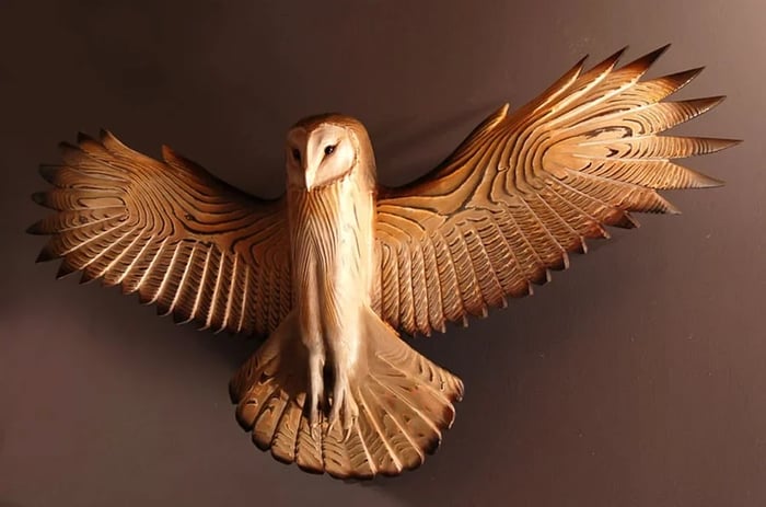 Majestätische Eulen-Holzwanddekoration – handgefertigte Wandskulptur in warmem Naturfinish