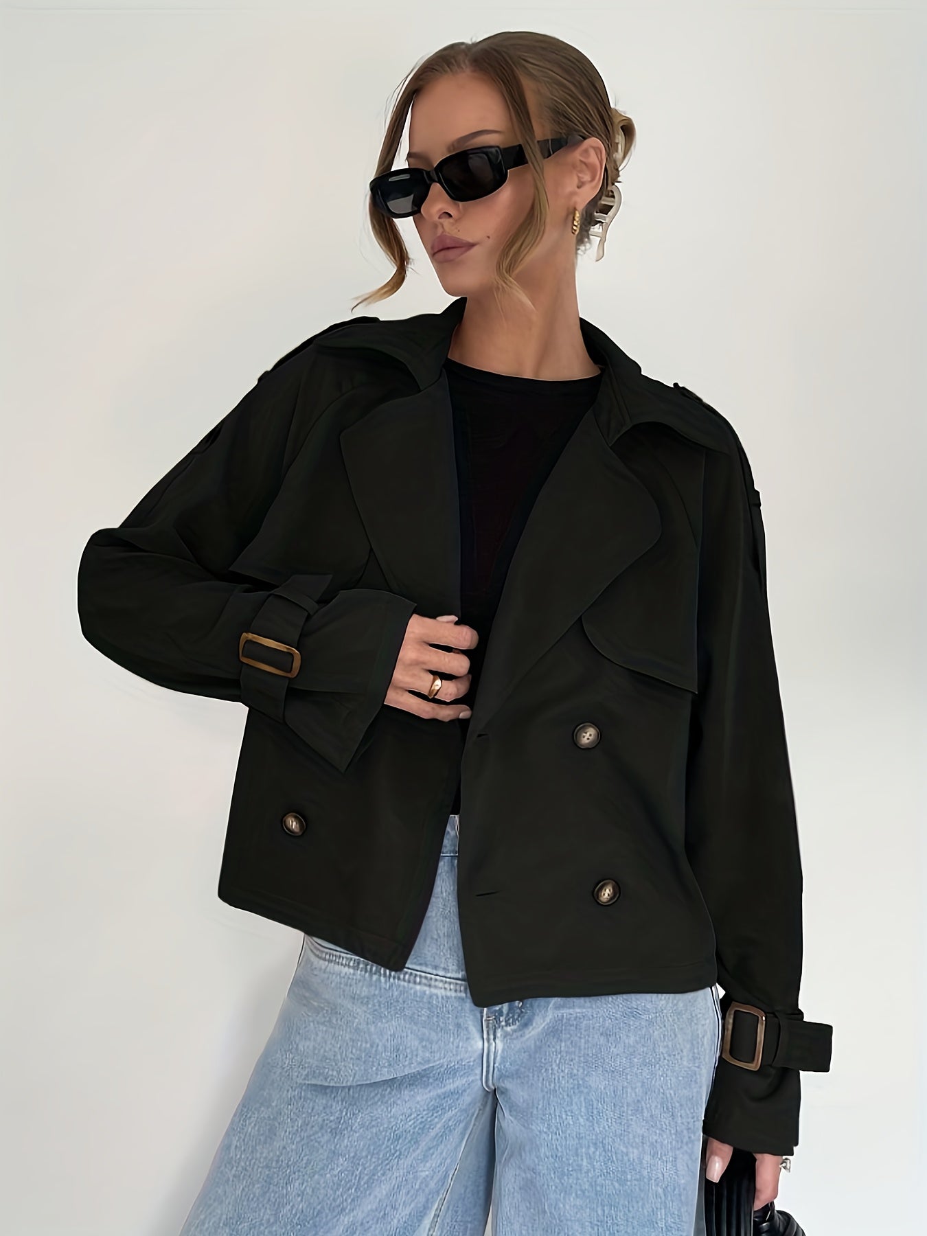 Dame trenchcoat i ensfarvet med knap og snøre, kort efterårsstil
